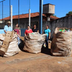 Escola Municipal Geraldo Ribeiro implanta Projeto Lixo e ajuda o município exportar vassouras de recicláveis (3) Escola Municipal Geraldo Ribeiro implanta Projeto Lixo e ajuda o município exportar vassouras de recicláveis (3)