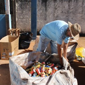 Escola Municipal Geraldo Ribeiro implanta Projeto Lixo e ajuda o município exportar vassouras de recicláveis (4) Escola Municipal Geraldo Ribeiro implanta Projeto Lixo e ajuda o município exportar vassouras de recicláveis (4)