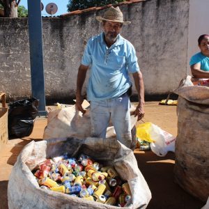 Escola Municipal Geraldo Ribeiro implanta Projeto Lixo e ajuda o município exportar vassouras de recicláveis (5) Escola Municipal Geraldo Ribeiro implanta Projeto Lixo e ajuda o município exportar vassouras de recicláveis (5)