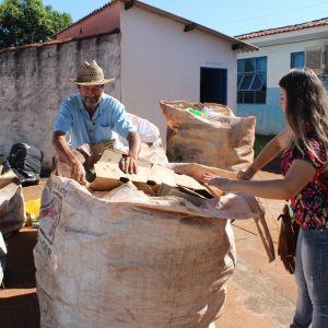 Escola Municipal Geraldo Ribeiro implanta Projeto Lixo e ajuda o município exportar vassouras de recicláveis (6) Escola Municipal Geraldo Ribeiro implanta Projeto Lixo e ajuda o município exportar vassouras de recicláveis (6)