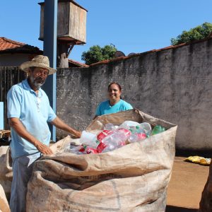 Escola Municipal Geraldo Ribeiro implanta Projeto Lixo e ajuda o município exportar vassouras de recicláveis (7) Escola Municipal Geraldo Ribeiro implanta Projeto Lixo e ajuda o município exportar vassouras de recicláveis (7)