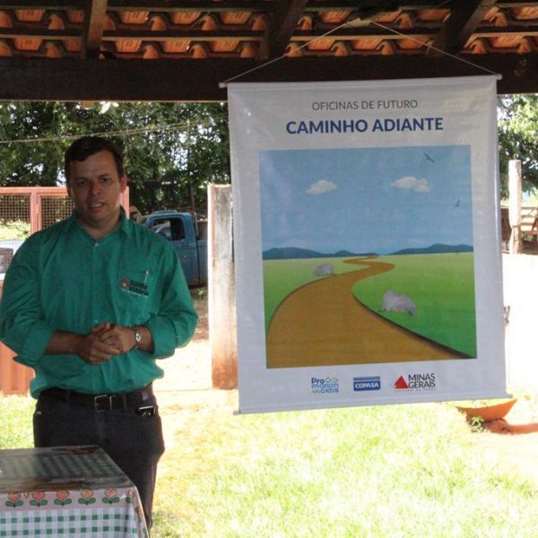 Membros do Colmeia apresentam programa Pró-Mananciais na Comunidade do Mato Largo Membros do Colmeia apresentam programa Pró-Mananciais na Comunidade do Mato Largo