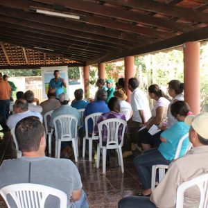 Membros do Colmeia apresentam programa Pró-Mananciais na Comunidade do Mato Largo Membros do Colmeia apresentam programa Pró-Mananciais na Comunidade do Mato Largo