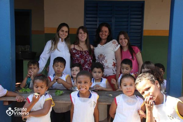 Nutricionista realiza projeto em escolas municipais de Santa Vitória ensinando a higienizar alimentos (17)