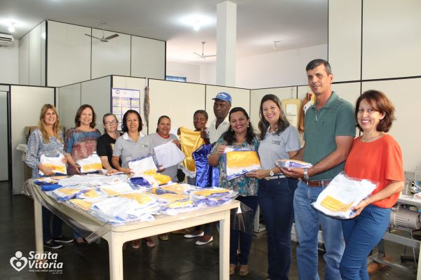 Prefeitura de Santa Vitória entrega novos uniformes a grupo de Congada