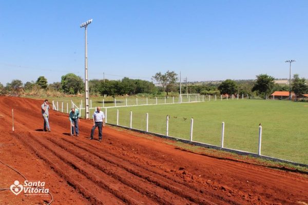 Prefeitura de Santa Vitória inicia obra de iluminação e arquibancada no estádio municipal de Chaveslândia (5)