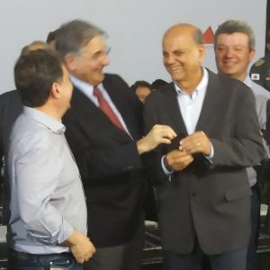 Em Patos de Minas, Salim Curi recebe novo ônibus escolar de emenda do deputado estadual Leonído Bouças