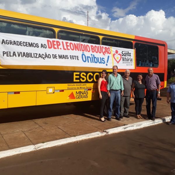 Em Patos de Minas, Salim Curi recebe novo ônibus escolar de emenda do deputado estadual Leonído Bouças