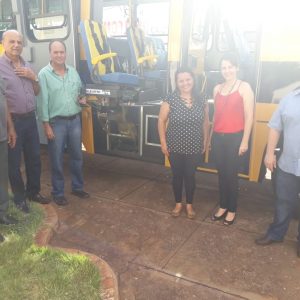 Em Patos de Minas, Salim Curi recebe novo ônibus escolar de emenda do deputado estadual Leonído Bouças