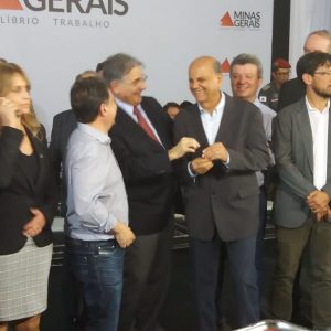 Em Patos de Minas, Salim Curi recebe novo ônibus escolar de emenda do deputado estadual Leonído Bouças