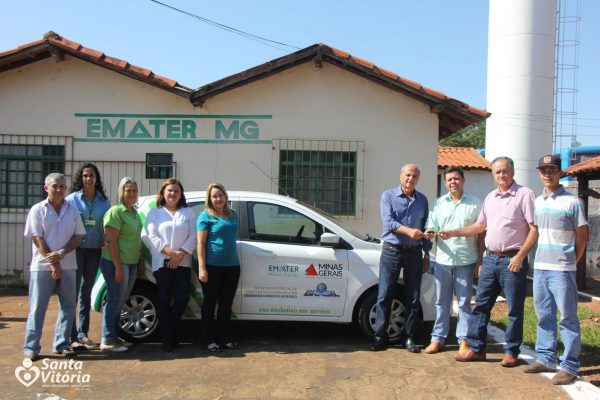 Emater de Santa Vitória recebe novo veículo para ações de extensão rural