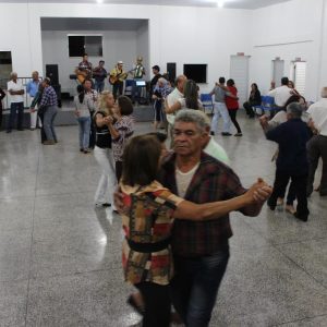 Terceira Idade de Santa Vitória inicia os bailes semanais em grande estilo no prédio reformado pela Administração Municipal (18) Terceira Idade de Santa Vitória inicia os bailes semanais em grande estilo no prédio reformado pela Administração Municipal (18)