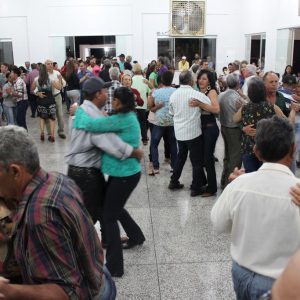 Terceira Idade de Santa Vitória inicia os bailes semanais em grande estilo no prédio reformado pela Administração Municipal (20) Terceira Idade de Santa Vitória inicia os bailes semanais em grande estilo no prédio reformado pela Administração Municipal (20)