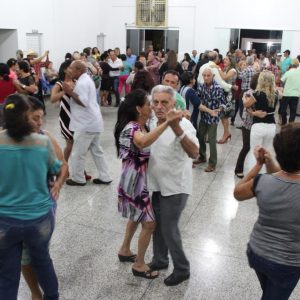 Terceira Idade de Santa Vitória inicia os bailes semanais em grande estilo no prédio reformado pela Administração Municipal (22) Terceira Idade de Santa Vitória inicia os bailes semanais em grande estilo no prédio reformado pela Administração Municipal (22)
