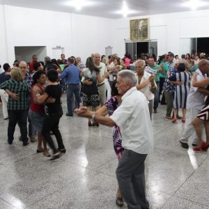Terceira Idade de Santa Vitória inicia os bailes semanais em grande estilo no prédio reformado pela Administração Municipal (24) Terceira Idade de Santa Vitória inicia os bailes semanais em grande estilo no prédio reformado pela Administração Municipal (24)