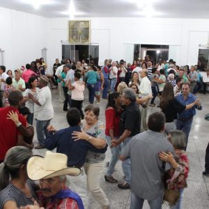 Terceira Idade de Santa Vitória inicia os bailes semanais em grande estilo no prédio reformado pela Administração Municipal (26) Terceira Idade de Santa Vitória inicia os bailes semanais em grande estilo no prédio reformado pela Administração Municipal (26)