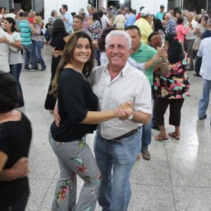 Terceira Idade de Santa Vitória inicia os bailes semanais em grande estilo no prédio reformado pela Administração Municipal (40) Terceira Idade de Santa Vitória inicia os bailes semanais em grande estilo no prédio reformado pela Administração Municipal (40)