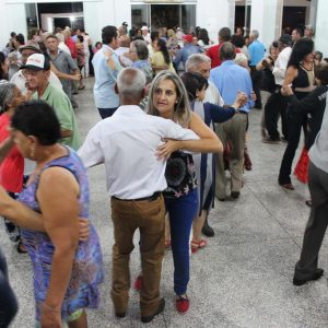 Terceira Idade de Santa Vitória inicia os bailes semanais em grande estilo no prédio reformado pela Administração Municipal (41) Terceira Idade de Santa Vitória inicia os bailes semanais em grande estilo no prédio reformado pela Administração Municipal (41)