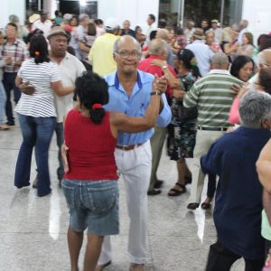 Terceira Idade de Santa Vitória inicia os bailes semanais em grande estilo no prédio reformado pela Administração Municipal (42) Terceira Idade de Santa Vitória inicia os bailes semanais em grande estilo no prédio reformado pela Administração Municipal (42)