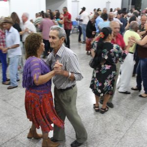 Terceira Idade de Santa Vitória inicia os bailes semanais em grande estilo no prédio reformado pela Administração Municipal (47) Terceira Idade de Santa Vitória inicia os bailes semanais em grande estilo no prédio reformado pela Administração Municipal (47)