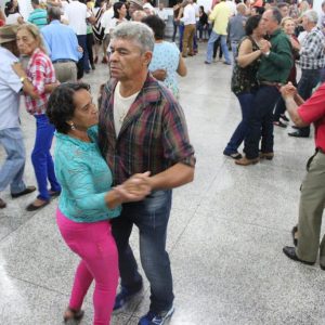 Terceira Idade de Santa Vitória inicia os bailes semanais em grande estilo no prédio reformado pela Administração Municipal (48) Terceira Idade de Santa Vitória inicia os bailes semanais em grande estilo no prédio reformado pela Administração Municipal (48)