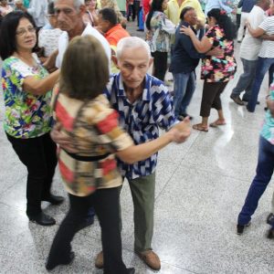 Terceira Idade de Santa Vitória inicia os bailes semanais em grande estilo no prédio reformado pela Administração Municipal (51) Terceira Idade de Santa Vitória inicia os bailes semanais em grande estilo no prédio reformado pela Administração Municipal (51)