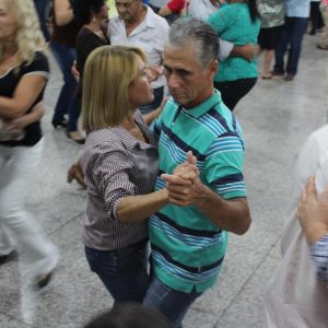 Terceira Idade de Santa Vitória inicia os bailes semanais em grande estilo no prédio reformado pela Administração Municipal (52) Terceira Idade de Santa Vitória inicia os bailes semanais em grande estilo no prédio reformado pela Administração Municipal (52)