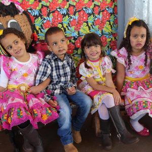 Escola do Campo “Luiz Dib” realiza Festa Junina (14) Escola do Campo “Luiz Dib” realiza Festa Junina (14)