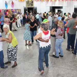 Festa Junina da terceira idade na sede do Conviver em Santa Vitória (15) Festa Junina da terceira idade na sede do Conviver em Santa Vitória (15)