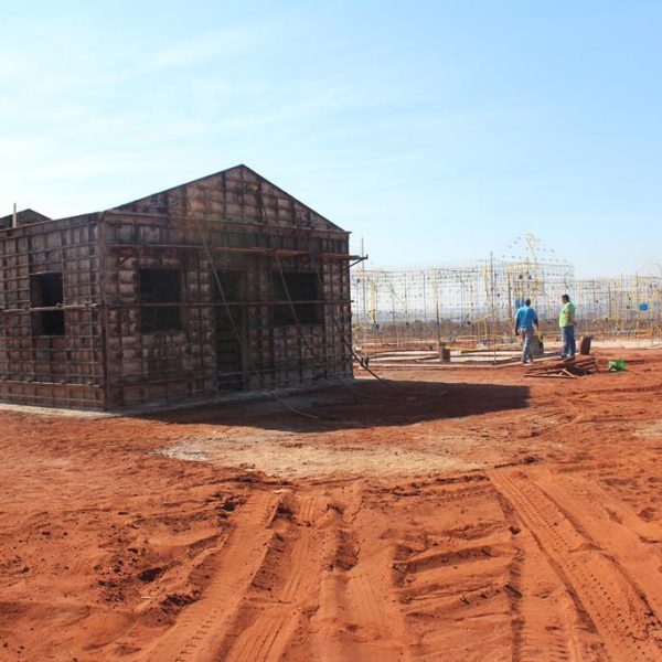 Prefeito e Vice acompanham a construção de 200 moradias do Programa Minha Casa Minha Vida no Residencial Jardim Europa (2) Prefeito e Vice acompanham a construção de 200 moradias do Programa Minha Casa Minha Vida no Residencial Jardim Europa (2)