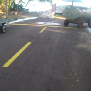 Prefeitura atende solicitação e realiza sinalização de trânsito na área do Píer de Chaveslândia (11) Prefeitura atende solicitação e realiza sinalização de trânsito na área do Píer de Chaveslândia (11)