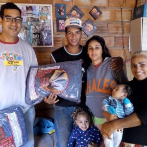 Entrega de cobertores para a população carente de Santa Vitória (11) Entrega de cobertores para a população carente de Santa Vitória (11)