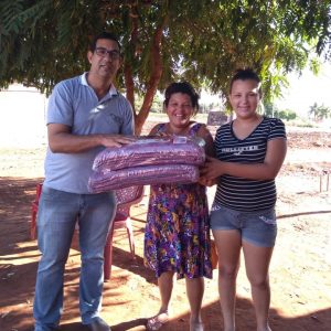 Entrega de cobertores para a população carente de Santa Vitória (4) Entrega de cobertores para a população carente de Santa Vitória (4)
