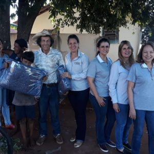 Entrega de cobertores para a população carente de Santa Vitória (6) Entrega de cobertores para a população carente de Santa Vitória (6)
