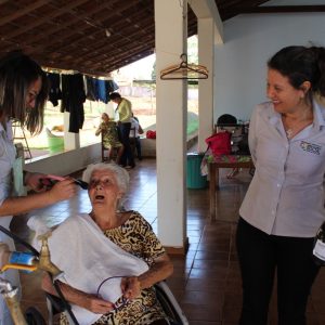 CRAS e voluntários promovem dia de beleza para os idosos do Lar “Dionísio de Souza Santos” (12) CRAS e voluntários promovem dia de beleza para os idosos do Lar “Dionísio de Souza Santos” (12)