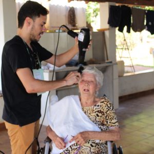 CRAS e voluntários promovem dia de beleza para os idosos do Lar “Dionísio de Souza Santos” (13) CRAS e voluntários promovem dia de beleza para os idosos do Lar “Dionísio de Souza Santos” (13)