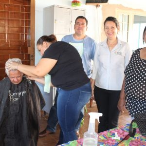 CRAS e voluntários promovem dia de beleza para os idosos do Lar “Dionísio de Souza Santos” (14) CRAS e voluntários promovem dia de beleza para os idosos do Lar “Dionísio de Souza Santos” (14)