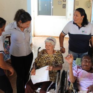 CRAS e voluntários promovem dia de beleza para os idosos do Lar “Dionísio de Souza Santos” (4) CRAS e voluntários promovem dia de beleza para os idosos do Lar “Dionísio de Souza Santos” (4)