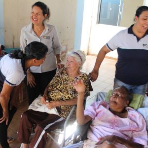 CRAS e voluntários promovem dia de beleza para os idosos do Lar “Dionísio de Souza Santos” (5) CRAS e voluntários promovem dia de beleza para os idosos do Lar “Dionísio de Souza Santos” (5)