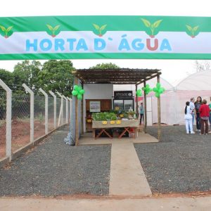Prefeito Salim Curi prestigia inauguração de horta hidropônica