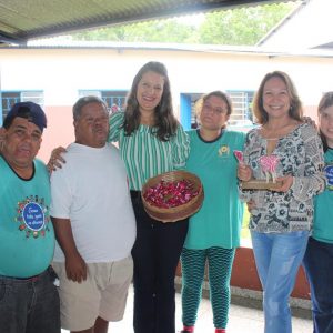 Mariza Curi é madrinha de coração dos alunos da APAE e participa das comemorações da Semana das Crianças na instituição (11) Mariza Curi é madrinha de coração dos alunos da APAE e participa das comemorações da Semana das Crianças na instituição (11)