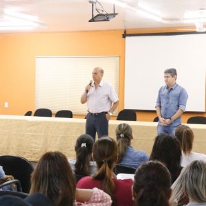 Prefeito empossa ACS’s e ACE’s, oferta Capacitação, e inaugura Auditório na sede da Vigilância em Saúde (3) Prefeito empossa ACS's e ACE's, oferta Capacitação, e inaugura Auditório na sede da Vigilância em Saúde (3)