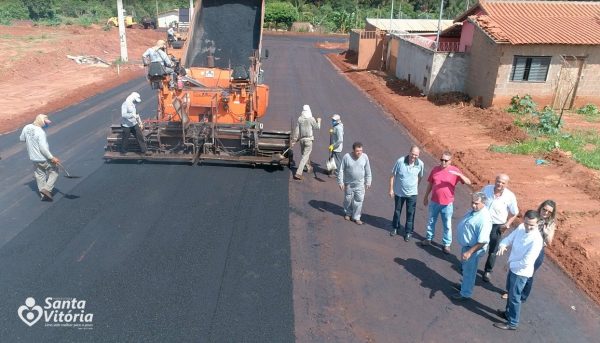 Prefeito, Vereadores e Secretários acompanham andamento da obra de pavimentação do Bairro Brasil