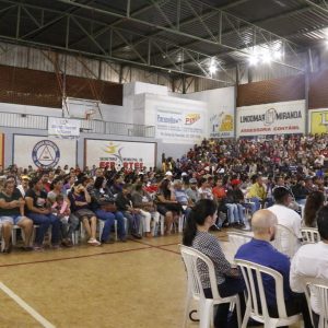 Prefeitura realizou o sorteio dos beneficiados do Programa Minha Casa Minha Vida em Santa Vitória (3) Prefeitura realizou o sorteio dos beneficiados do Programa Minha Casa Minha Vida em Santa Vitória (3)