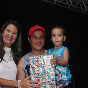 Com inaugurações de obras, comunidade de Chaveslândia recebe Papai Noel e participa de sorteios de brindes (115) Com inaugurações de obras, comunidade de Chaveslândia recebe Papai Noel e participa de sorteios de brindes (115)
