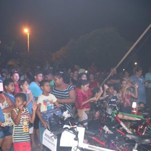 Com inaugurações de obras, comunidade de Chaveslândia recebe Papai Noel e participa de sorteios de brindes (120) Com inaugurações de obras, comunidade de Chaveslândia recebe Papai Noel e participa de sorteios de brindes (120)