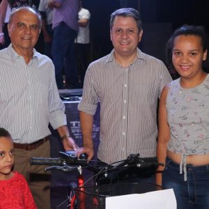 Com inaugurações de obras, comunidade de Chaveslândia recebe Papai Noel e participa de sorteios de brindes (127) Com inaugurações de obras, comunidade de Chaveslândia recebe Papai Noel e participa de sorteios de brindes (127)