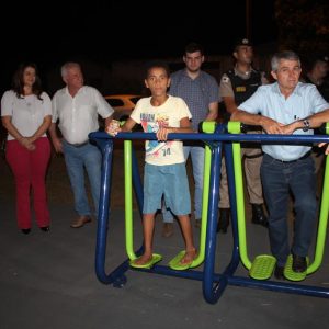 Com inaugurações de obras, comunidade de Chaveslândia recebe Papai Noel e participa de sorteios de brindes (16) Com inaugurações de obras, comunidade de Chaveslândia recebe Papai Noel e participa de sorteios de brindes (16)