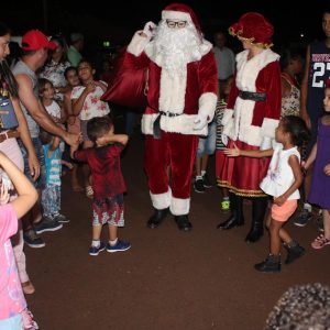 Com inaugurações de obras, comunidade de Chaveslândia recebe Papai Noel e participa de sorteios de brindes (21) Com inaugurações de obras, comunidade de Chaveslândia recebe Papai Noel e participa de sorteios de brindes (21)