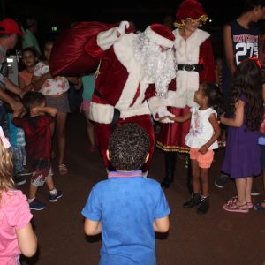 Com inaugurações de obras, comunidade de Chaveslândia recebe Papai Noel e participa de sorteios de brindes (22) Com inaugurações de obras, comunidade de Chaveslândia recebe Papai Noel e participa de sorteios de brindes (22)